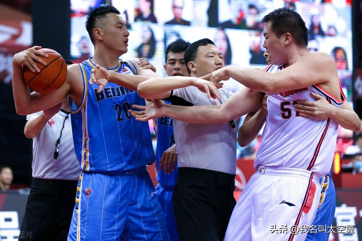 宝威棋牌 -清晨北京首钢备战CBA常规赛，刷新队史纪录细节曝光，球迷炸锅，身体对抗强度拉满的简单介绍